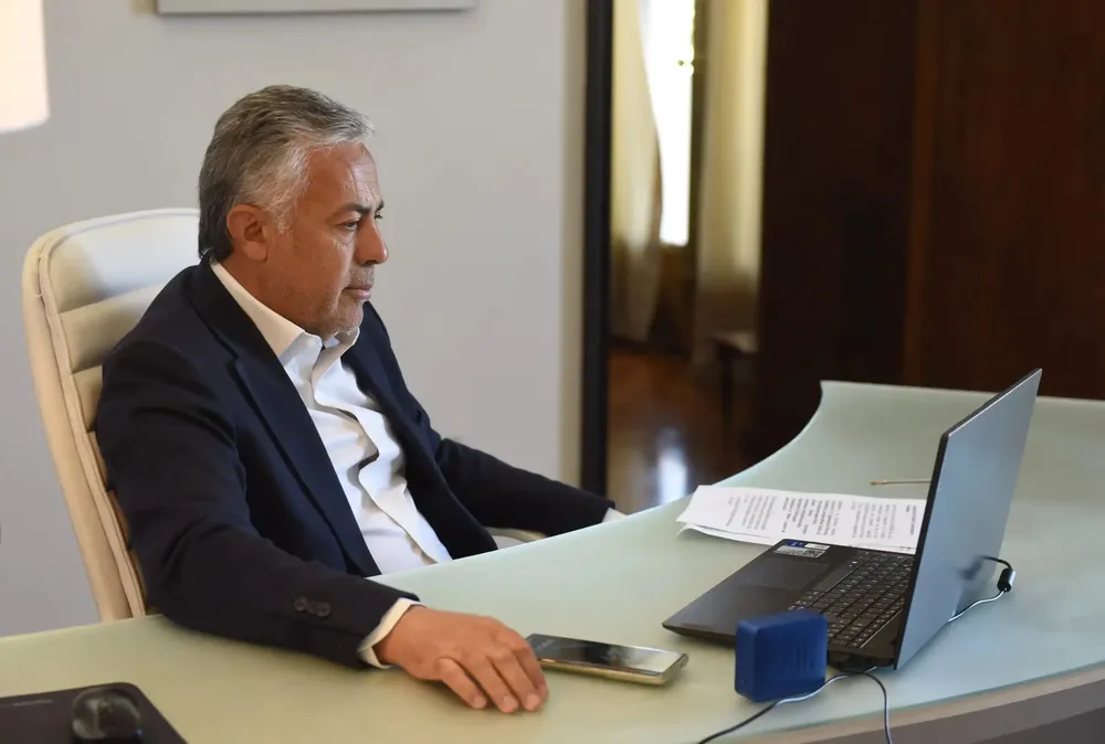 El gobierno de Cornejo gasta más de $350 millones en celulares para funcionarios